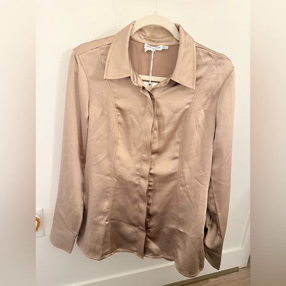 Good American Satin Fitted Button-Down Shirt in Champagne In Medium. - Picture 2 of 8